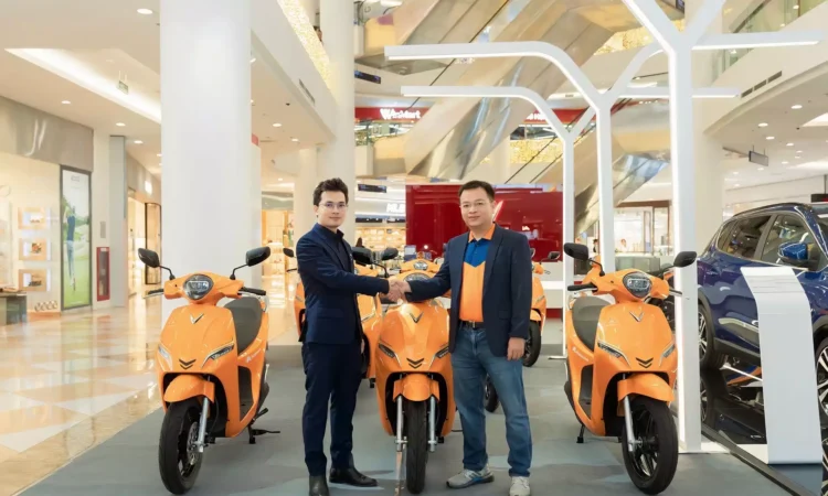 Ahamove mua 200 xe điện VinFast để cho thuê