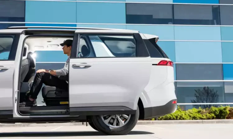 Kia triệu hồi Carnival vì cửa trượt gây thương tích