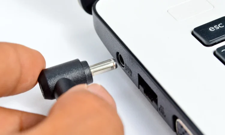 Sạc máy tính qua đêm có sao không?