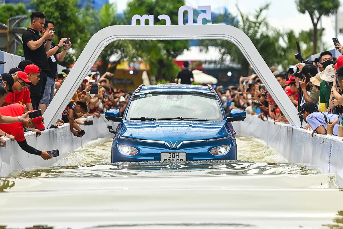 Dùng xe điện vào mùa mưa thế nào cho an toàn?