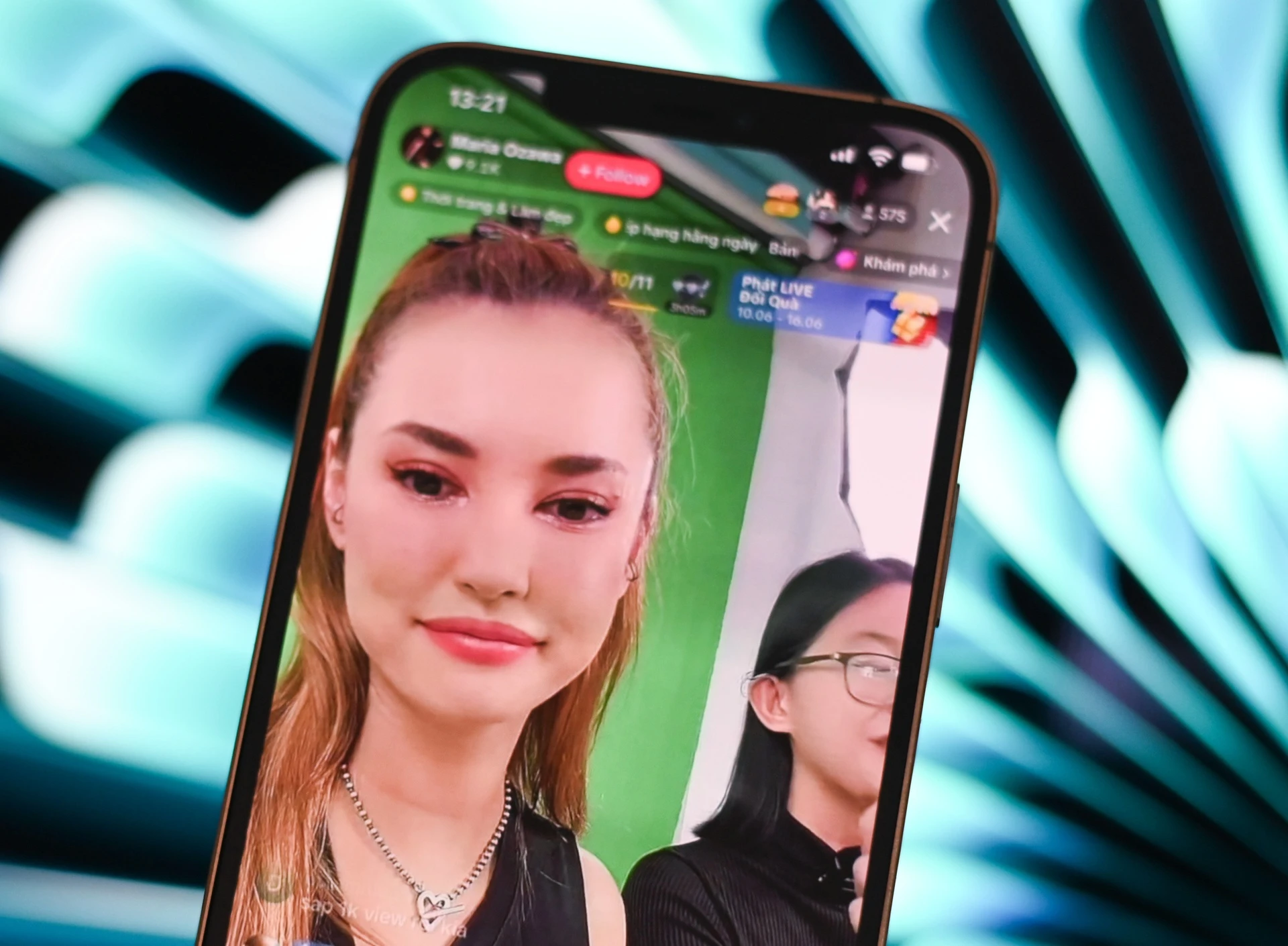 Maria Ozawa livestream bán hàng ở Việt Nam