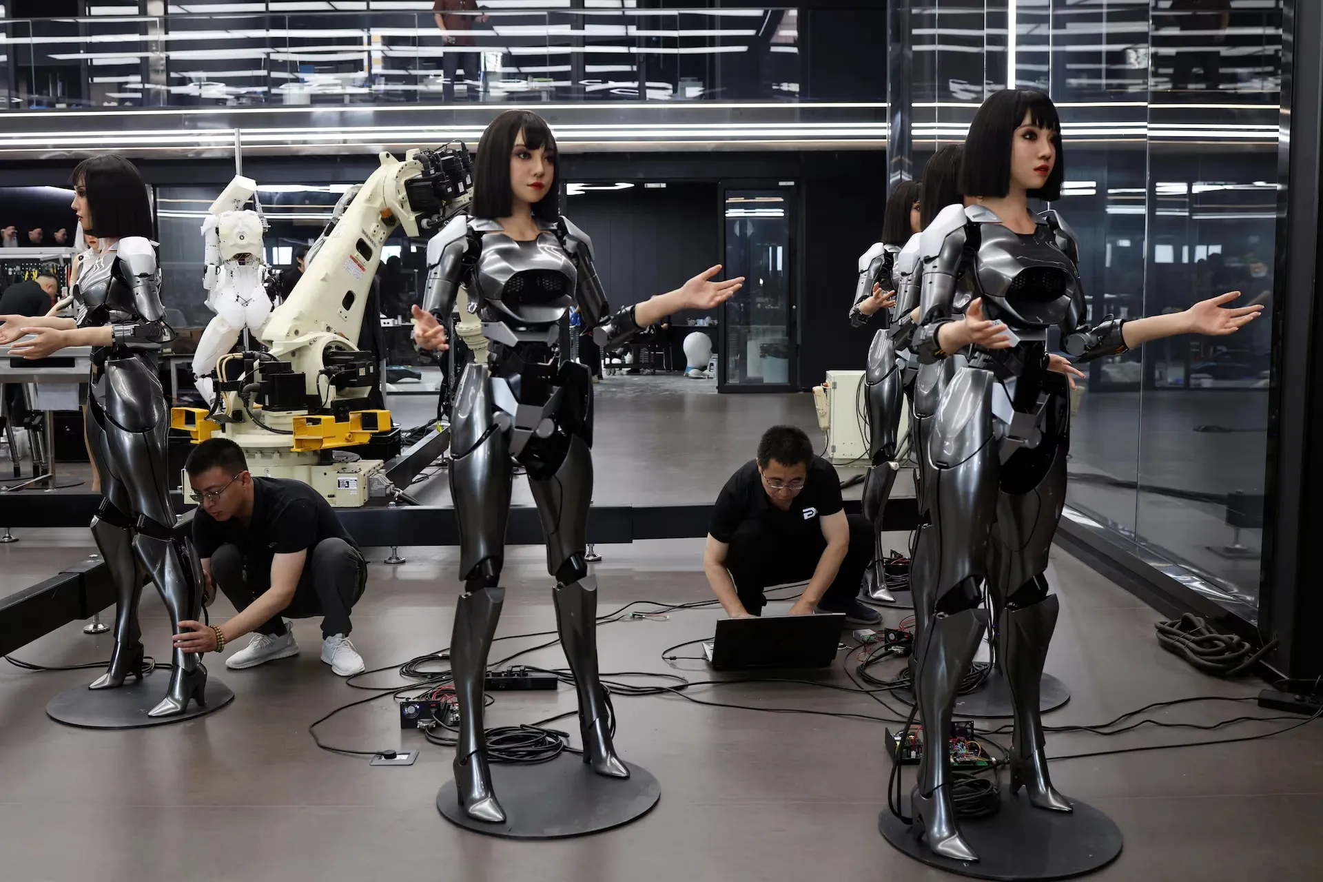 robot hinh nguoi bieu cam khuon mat
