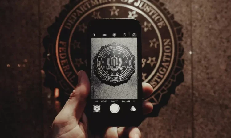 FBI bẻ khóa điện thoại kẻ ám sát ông Donald Trump