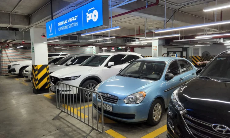 Những kiểu tranh chấp chỗ sạc xe điện của tài xế Việt