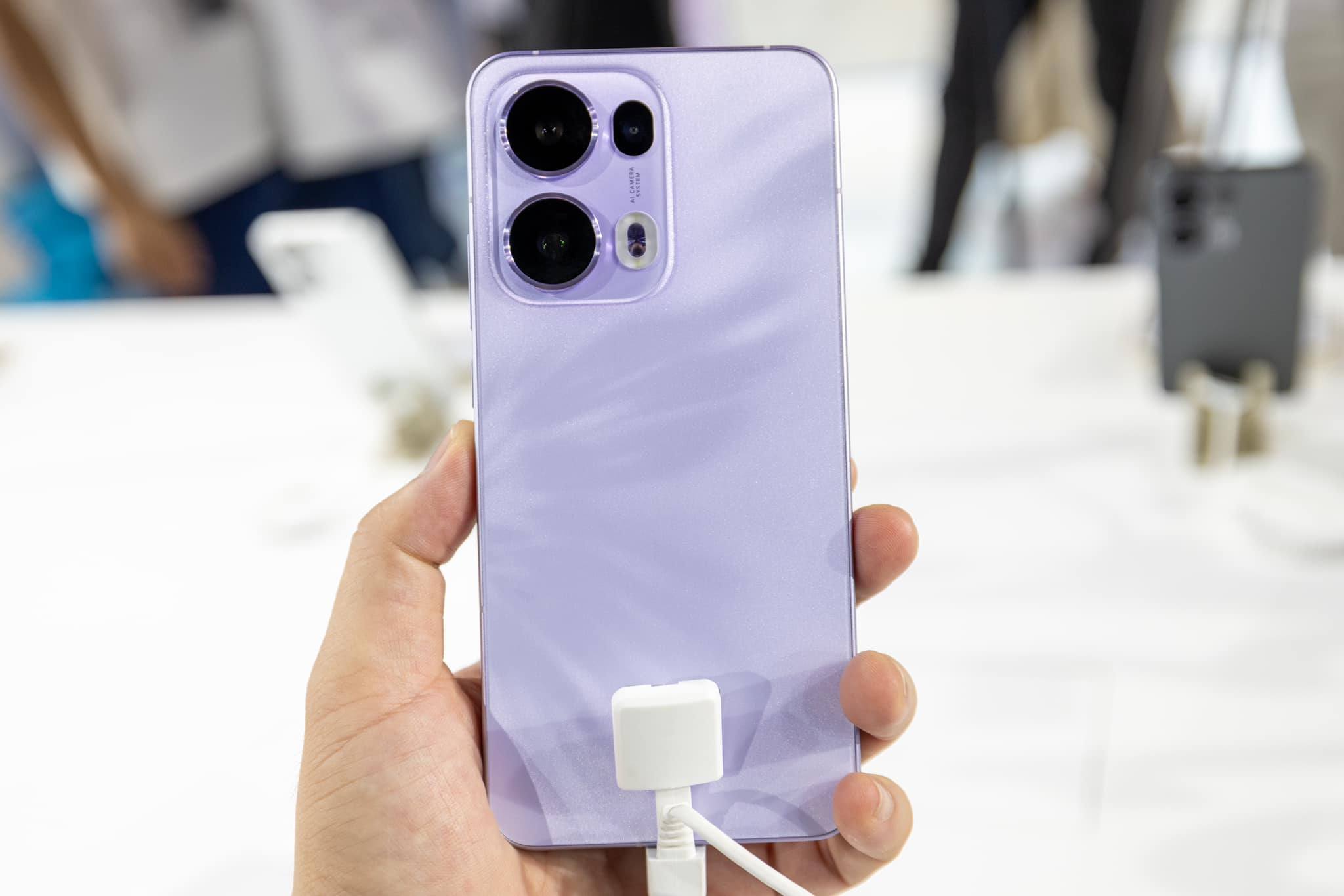 Trải nghiệm nhanh Oppo Reno13 5G: Đậm dấu ấn AI, phù hợp cho cả người thích làm việc lẫn giải trí