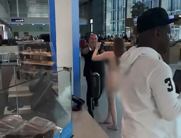 Tự xưng 'công chúa Disney' rồi lõa thể gây náo loạn tại sân bay quốc tế Mỹ