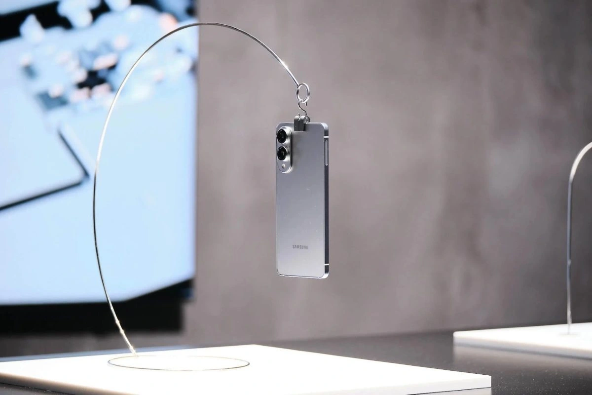 Galaxy S25 Edge: Thiết kế siêu mỏng, trọng lượng nhẹ, giá ngang S25 Plus