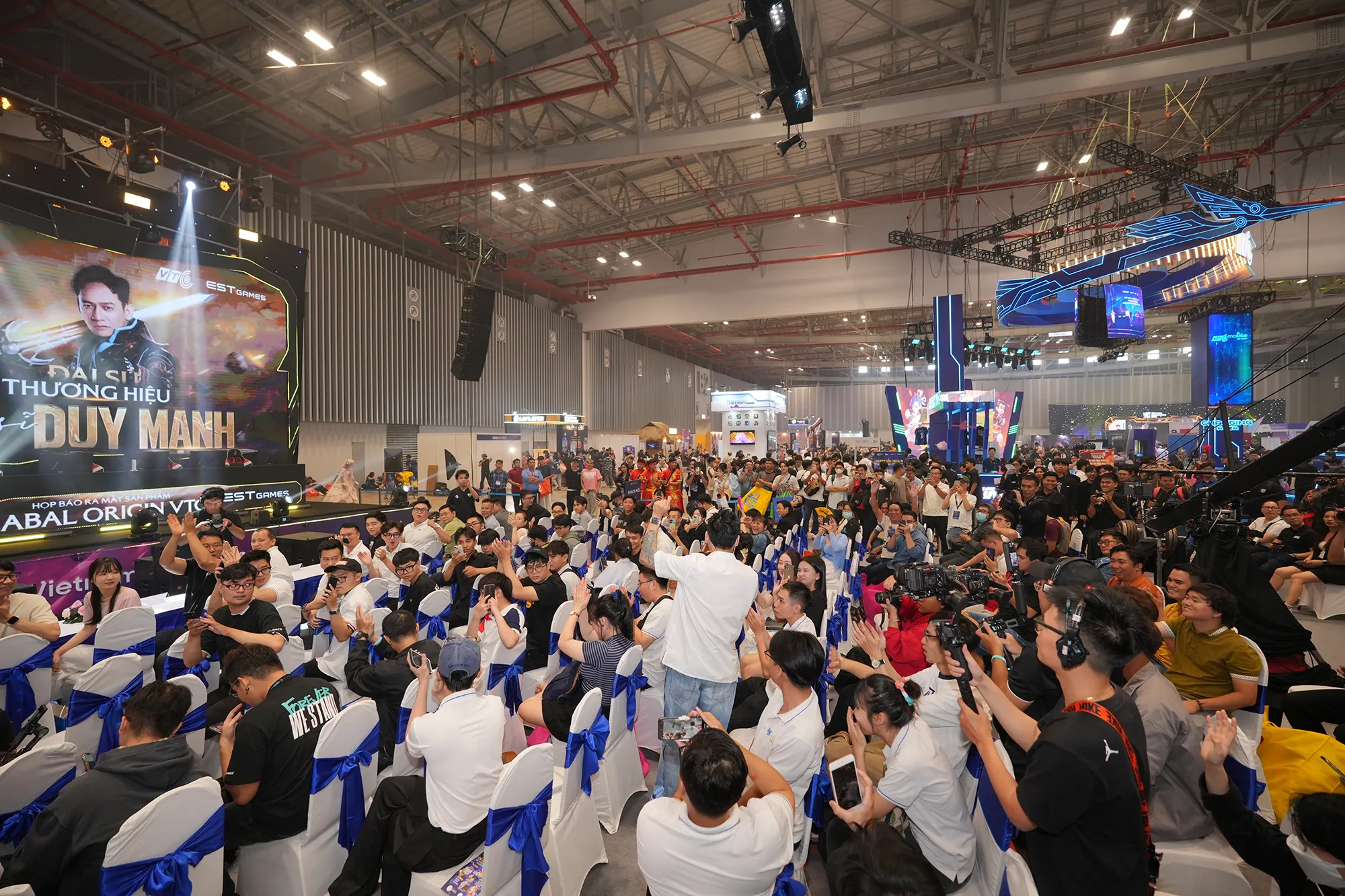 Cabal Origin VTC ra mắt tại sân khấu Vietnam Gameverse 2025 thu hút hàng ngàn người tham dự