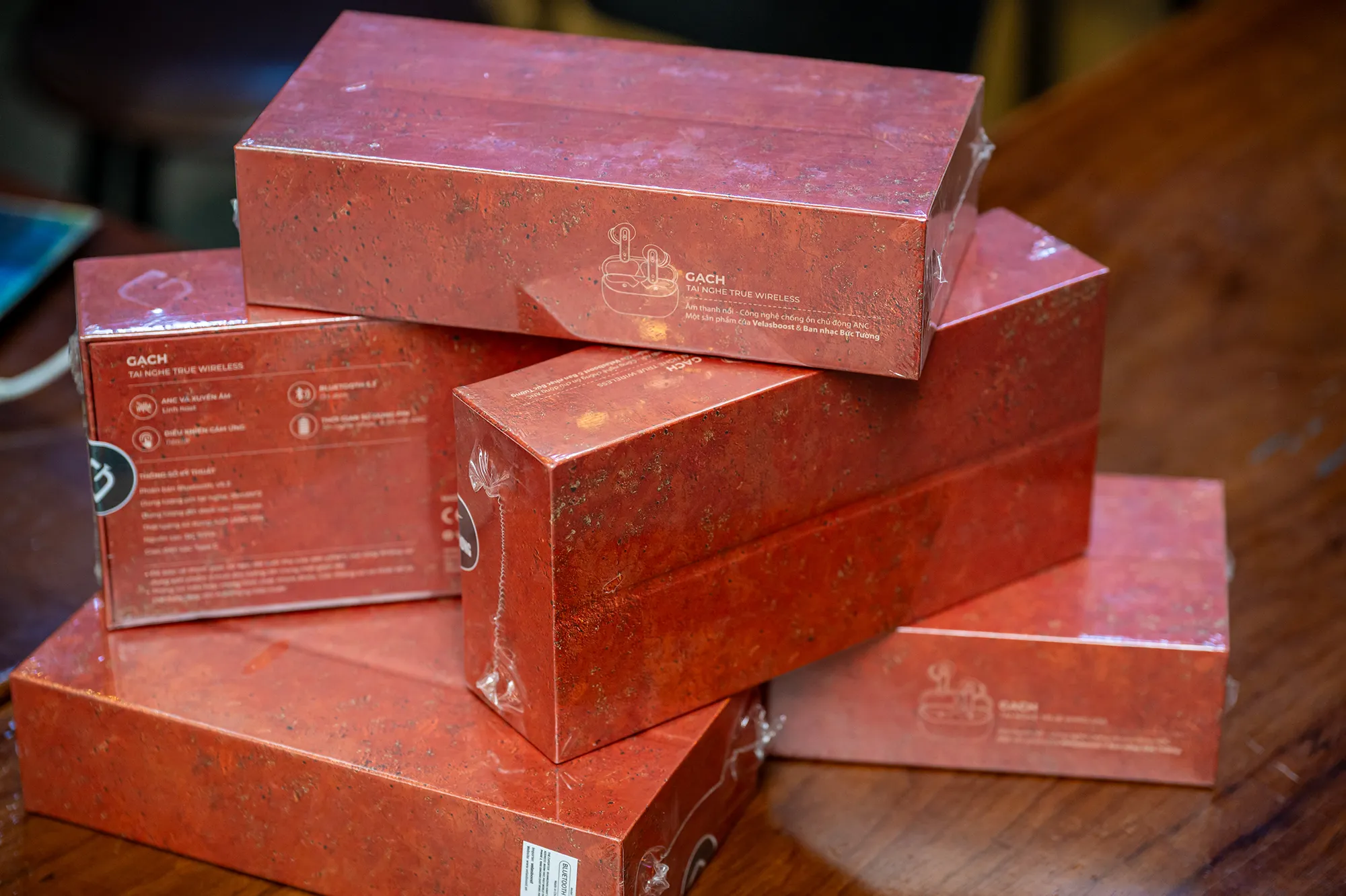 Velasboost hợp tác ban nhạc Bức Tường, ra mắt tai nghe Gạch