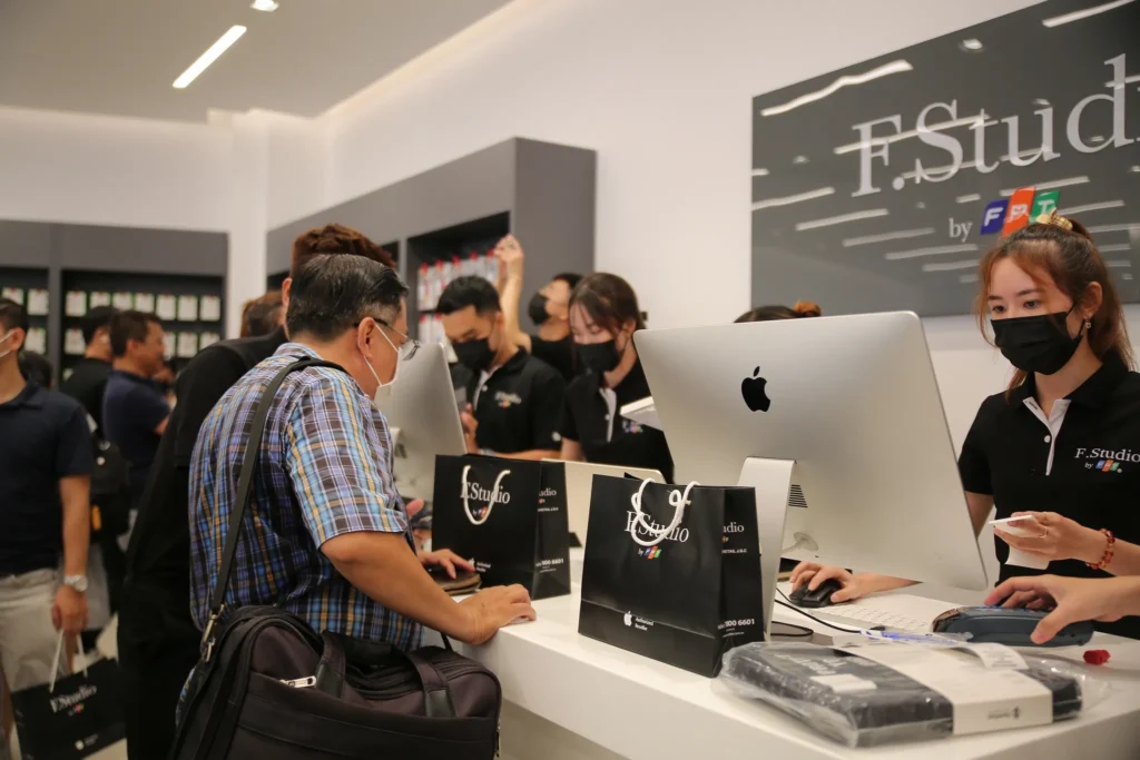 fpt shop va f studio nhan coc iphone 17
