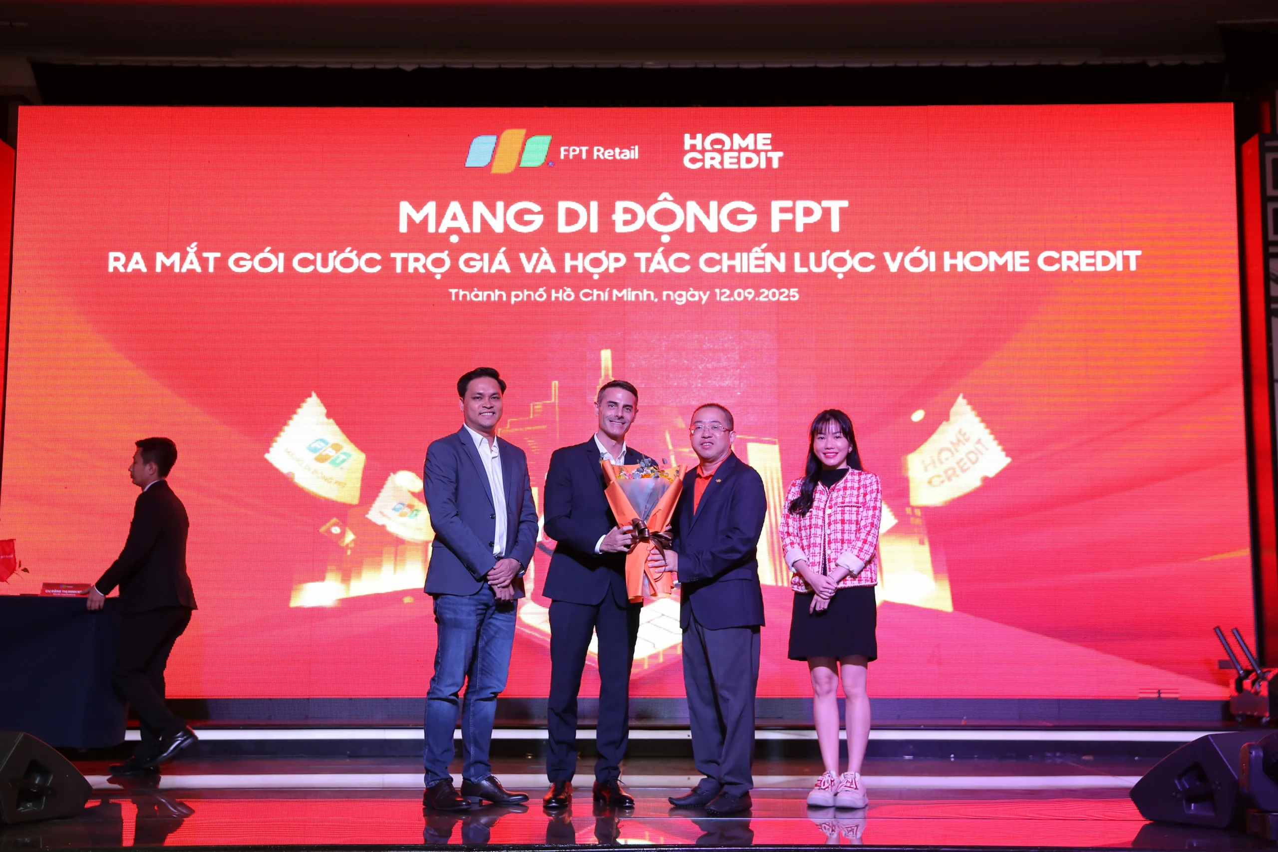 Mạng di động FPT ra mắt gói cước trợ giá thiết bị đến 2,5 triệu đồng và hợp tác trả góp 0% lãi suất cùng Home Credit