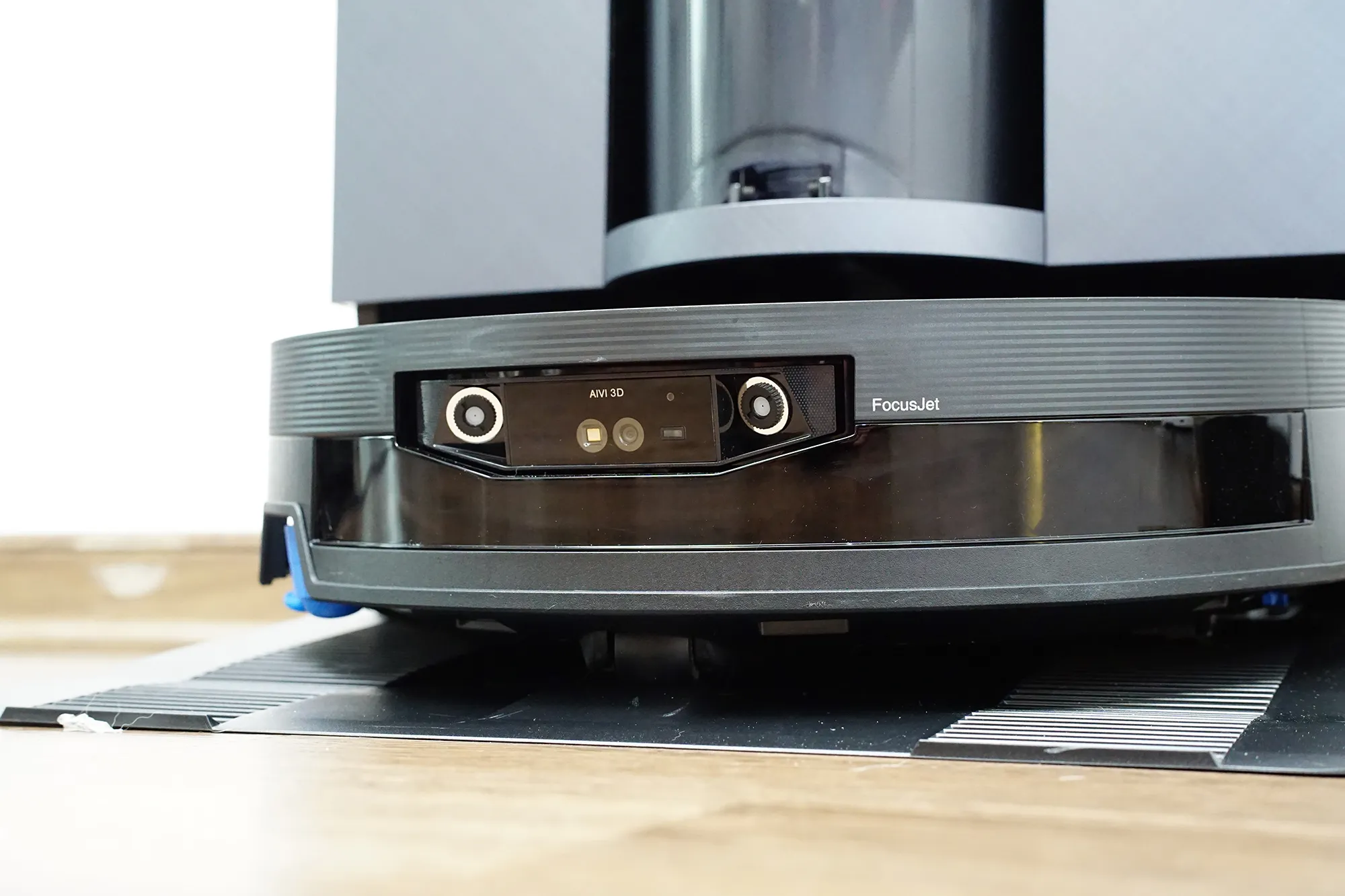 Ecovacs Deebot X12 OmniCyclone thay đổi cuộc đua robot hút bụi