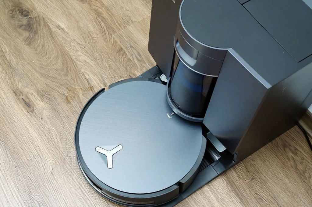 ecovacs deebot x12 omnicyclone robot hut bui 3