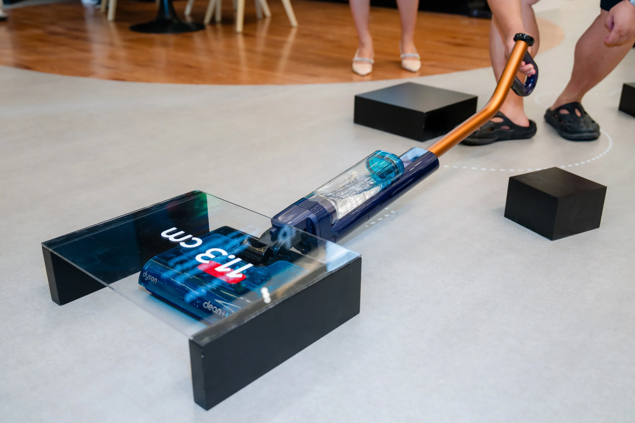 Máy lau sàn Dyson Clean+Wash Hygiene có thể đặt nằm phẳng xuống thấp tới 113mm