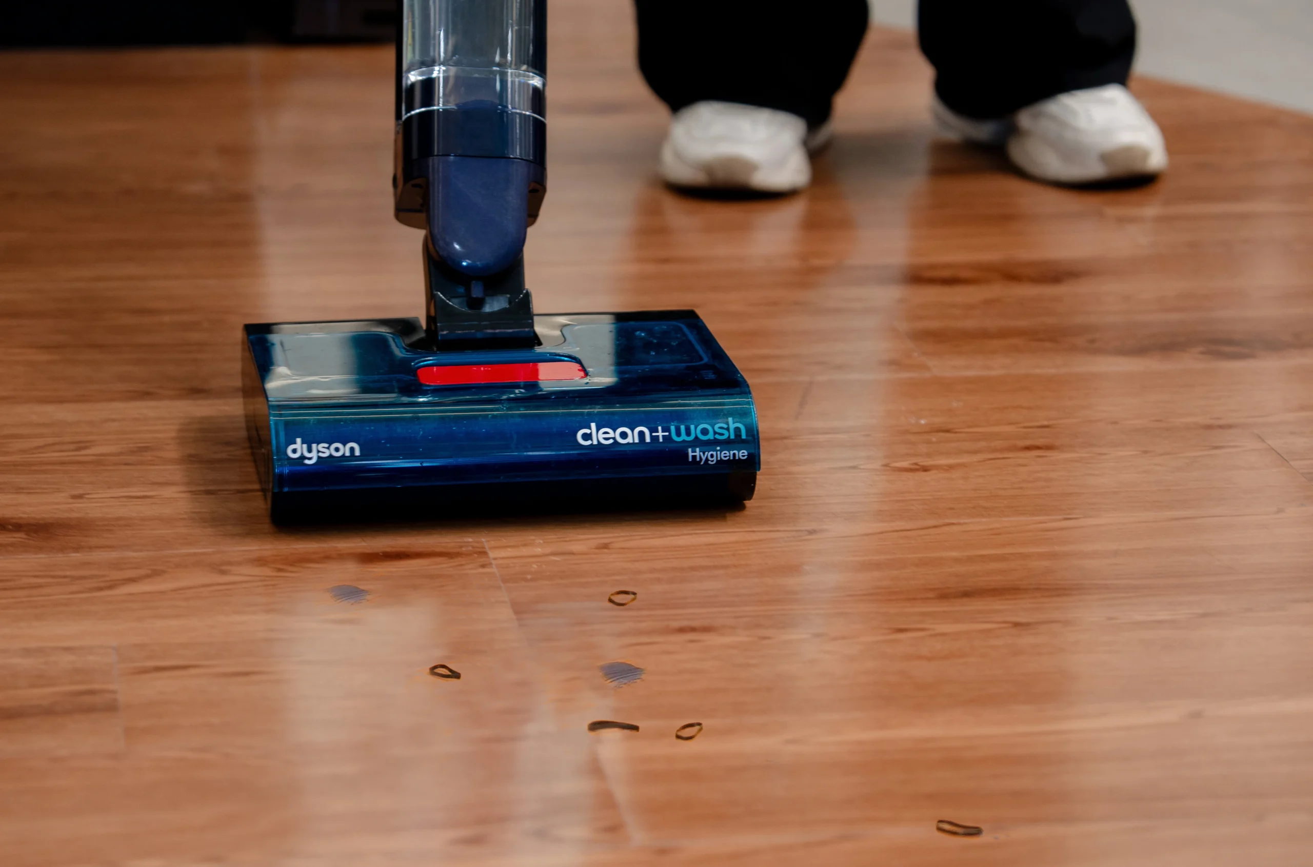 Cận cảnh đầu lau của Dyson Clean+Wash Hygiene lau sạch vệt bẩn ướt và thu giữ rác khô