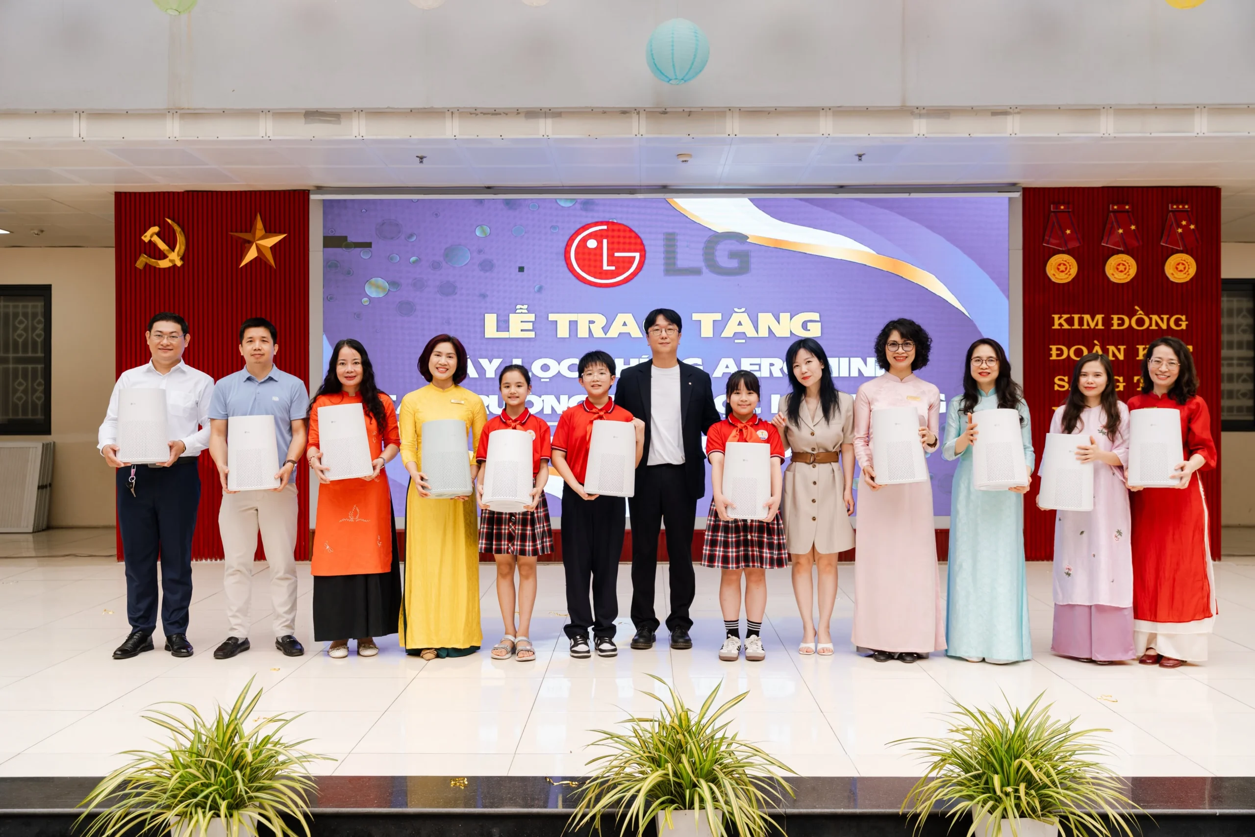 LG trao tặng máy lọc không khí LG PuriCare AeroMini cho trường học tại Hà Nội