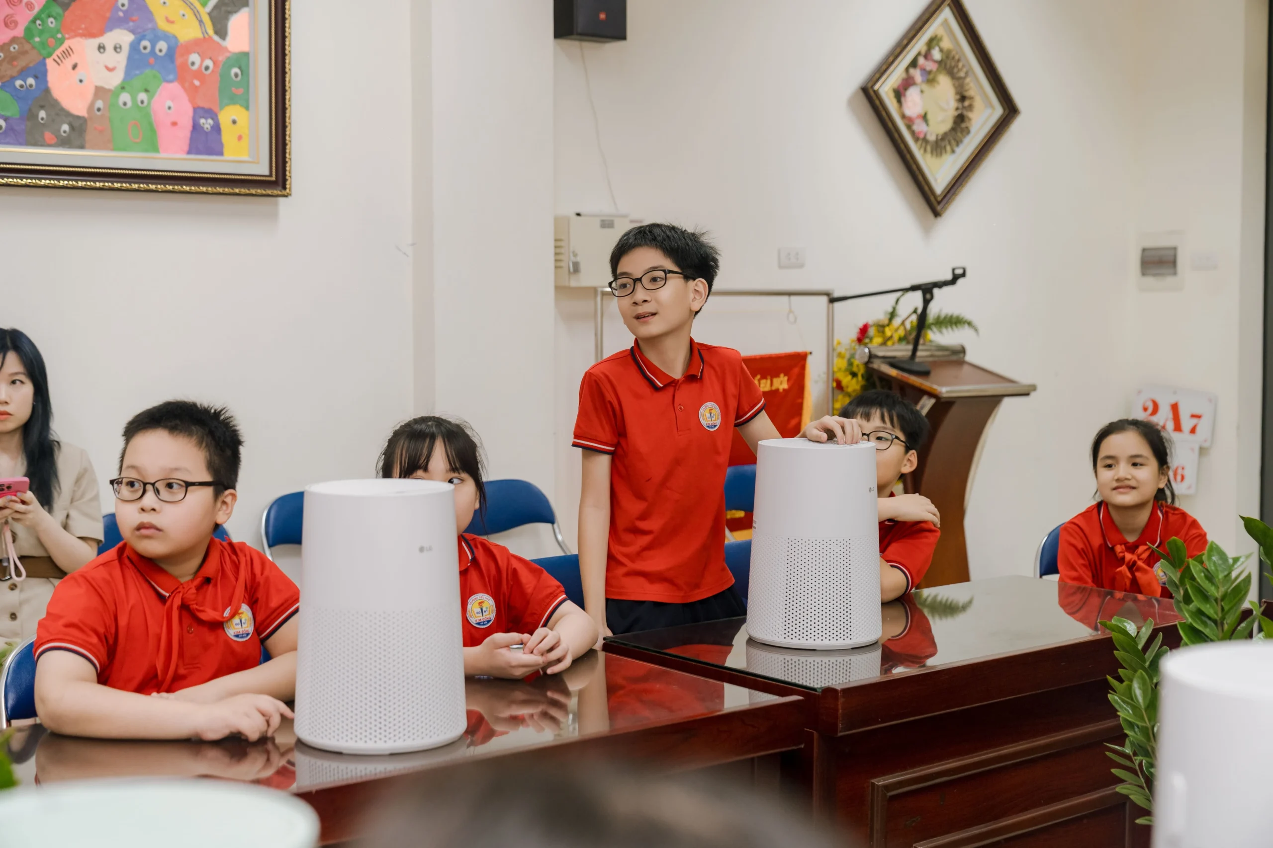 Học sinh tìm hiểu cách sử dụng máy lọc không khí từ LG