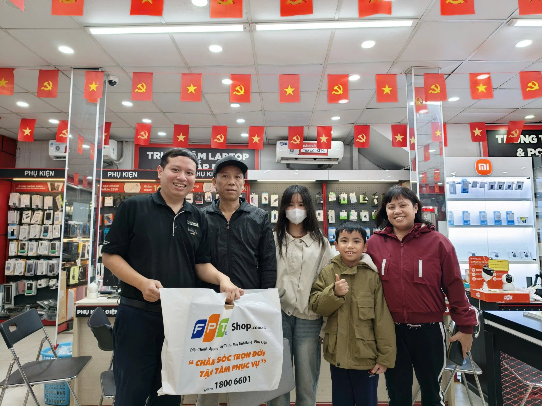 Khách hàng mua MacBook Neo tại FPT Shop nhận nhiều ưu đãi kèm theo