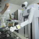 Robot osin Trung Quốc vừa nấu ăn vừa dọn phòng, pin tối đa 16 tiếng