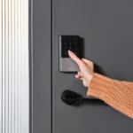 Khóa vân tay nhà trọ: Tiện ích an ninh hay 'chiếc lồng' không lối thoát khi hỏa hoạn?