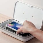 Cách vệ sinh điện thoại đúng cách để giảm vi khuẩn mà không làm hỏng màn hình hay cổng sạc