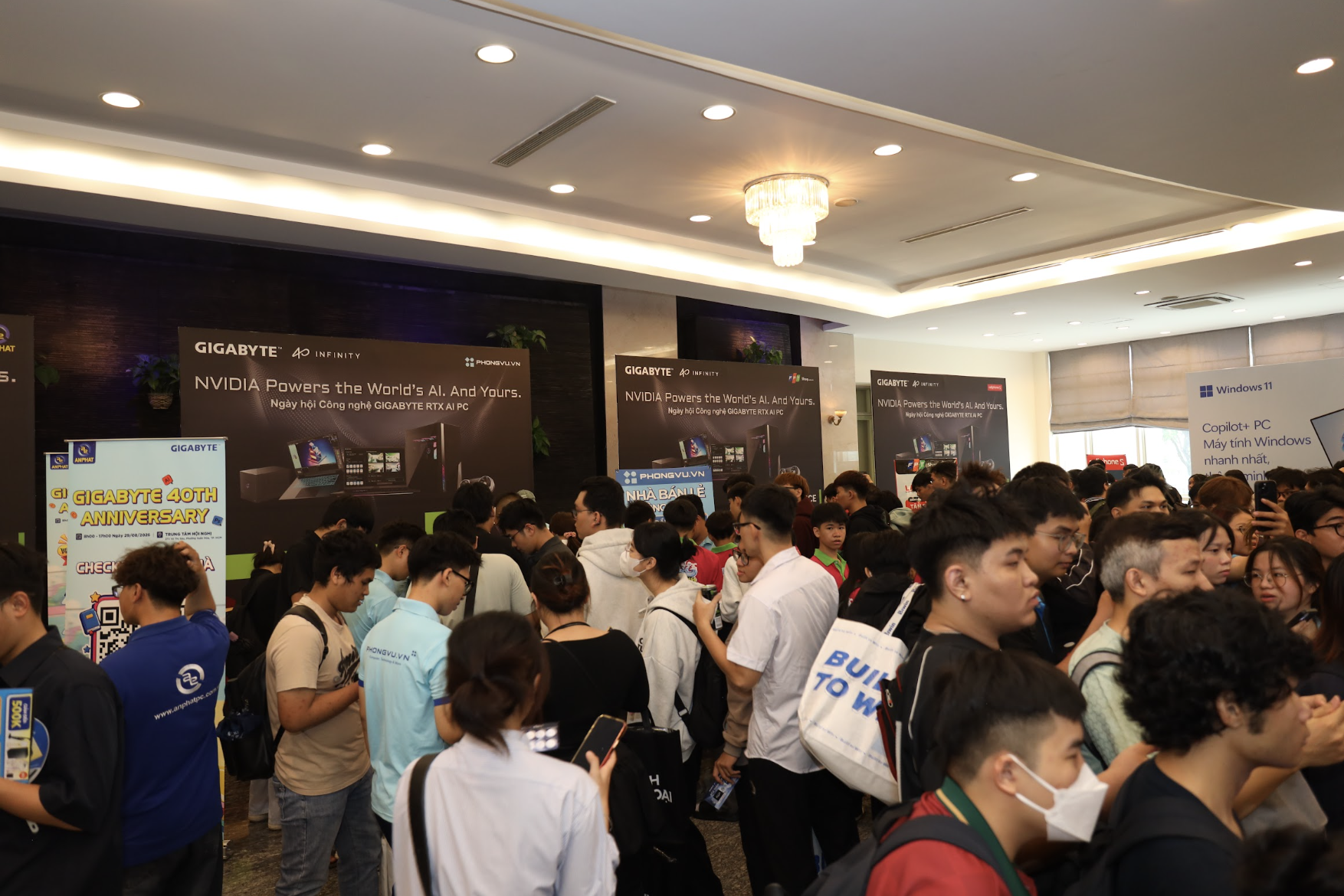 GIGABYTE RTX AI PC 2 1