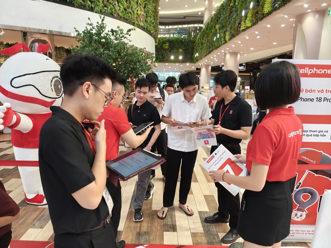 CellphoneS bắt đầu giao iPhone 18 Pro và 18 Pro Max cho khách hàng đặt trước
