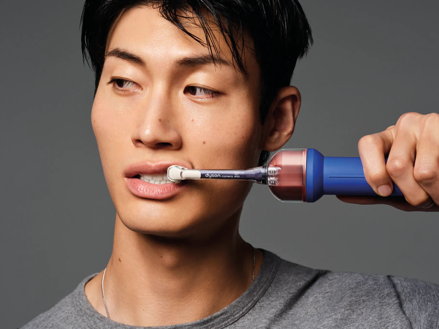 Dyson ra mắt CameraJet, bàn chải đánh răng đầu tiên tích hợp camera và tia nước làm sạch kẽ răng